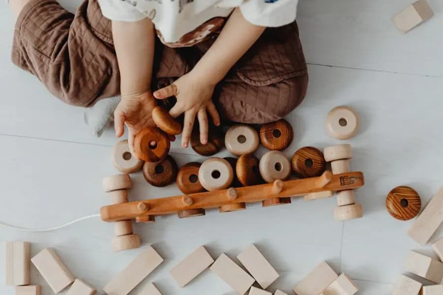 Holzspielzeug oder Plastik? Die besten Spielwaren